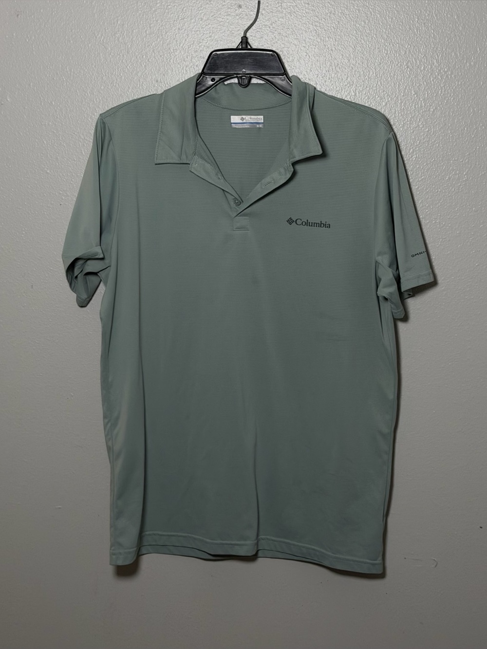Columbia Men's Outdoor Polo Shirt Deep Burgundy/Red Shirt size M.
